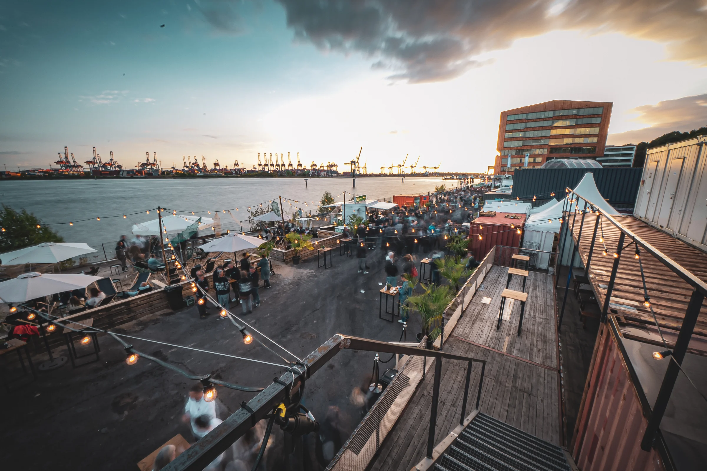 Blick über die bespielte Außenfläche zwischen Elbe und Containerarchitektur